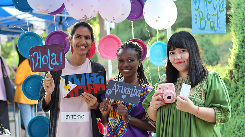  
Many foreign students came out for this year's Daegu Univ­ersity Festival.